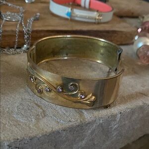 Elegant Gold Bracelet with Purple Accents